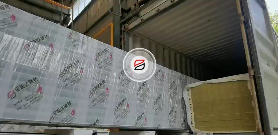 <b>寶潤達(dá)聚氨酯封邊巖棉夾芯板發(fā)往柬埔寨</b>