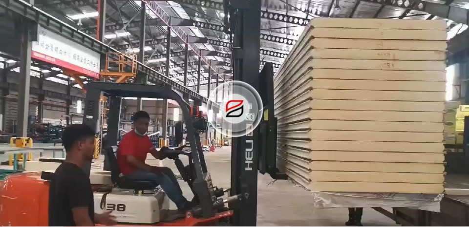 <b>寶潤達(dá)馬來西亞工廠聚氨酯冷庫板發(fā)貨</b>